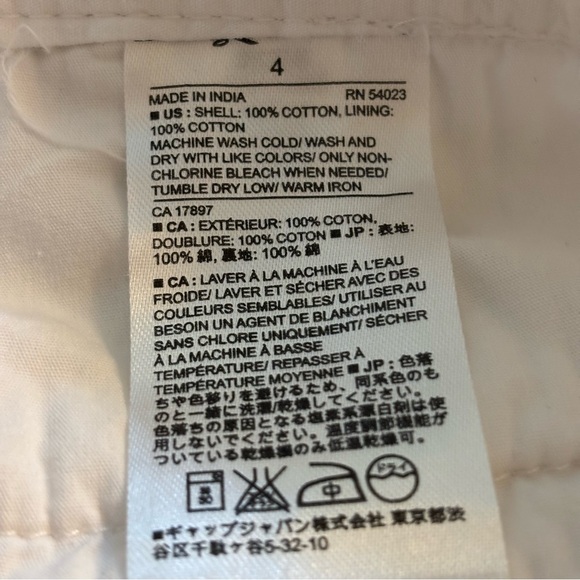 Banana Republic White Eyelet Shorts. Size 4. 100% Cotton. Inside hidden clasp - Picture 5 of 6